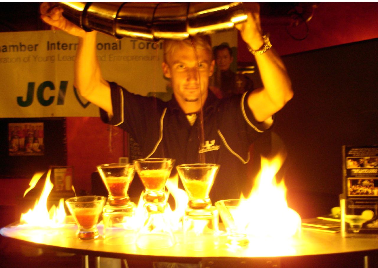 https://academy.getbackbar.com/hubfs/How_to_pour_5_martinis_at_the_same_time_while_on_fire.jpg